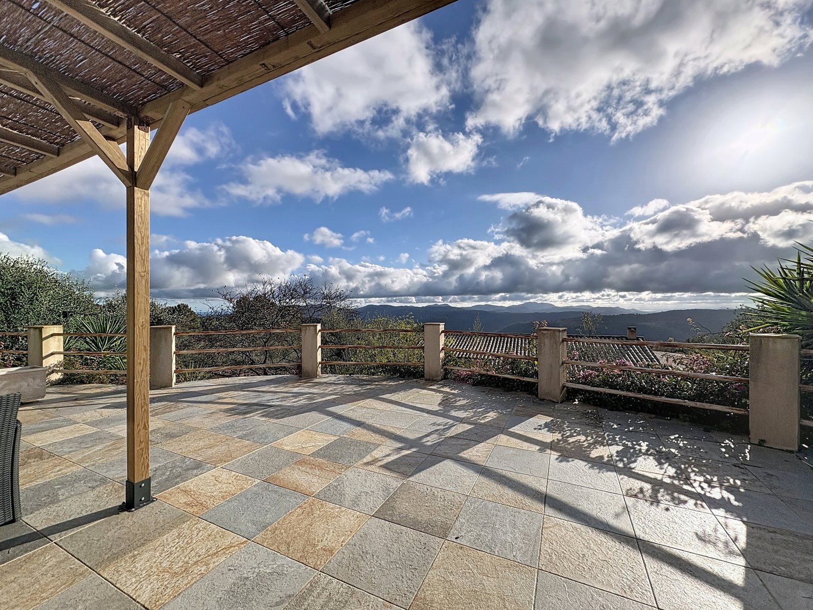 Intérieur raffiné d'une villa de prestige avec mobilier sur-mesure