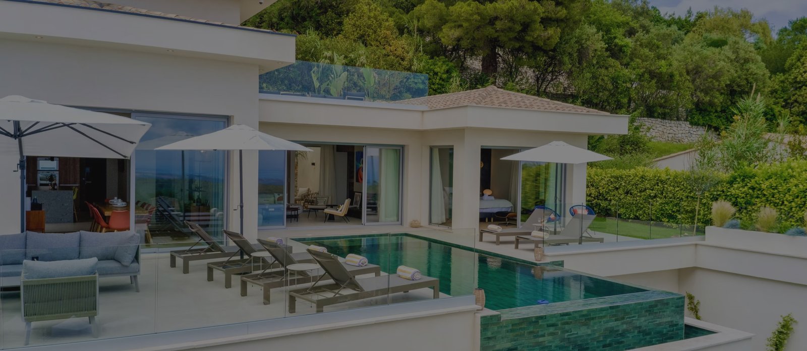 Villa de prestige avec piscine à débordement sur la Côte d'Azur au coucher du soleil