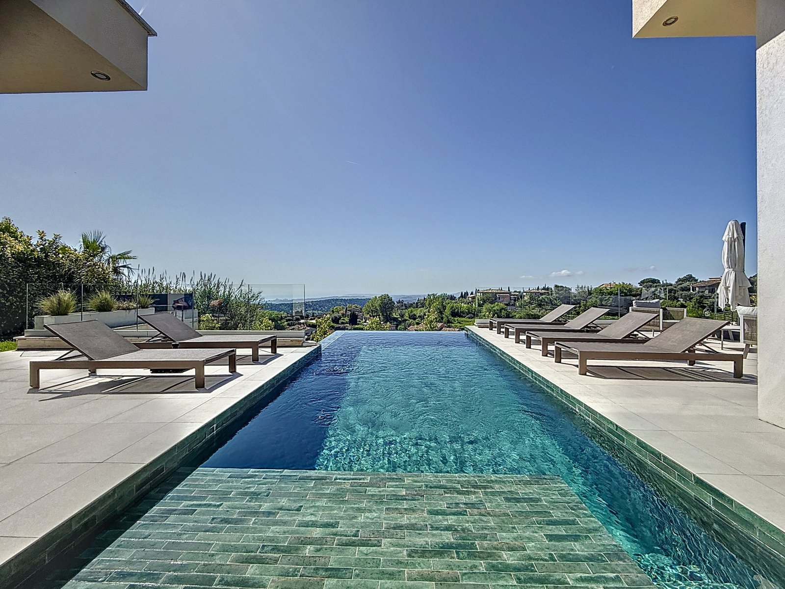 Piscine à débordement au coucher du soleil sur la Riviera