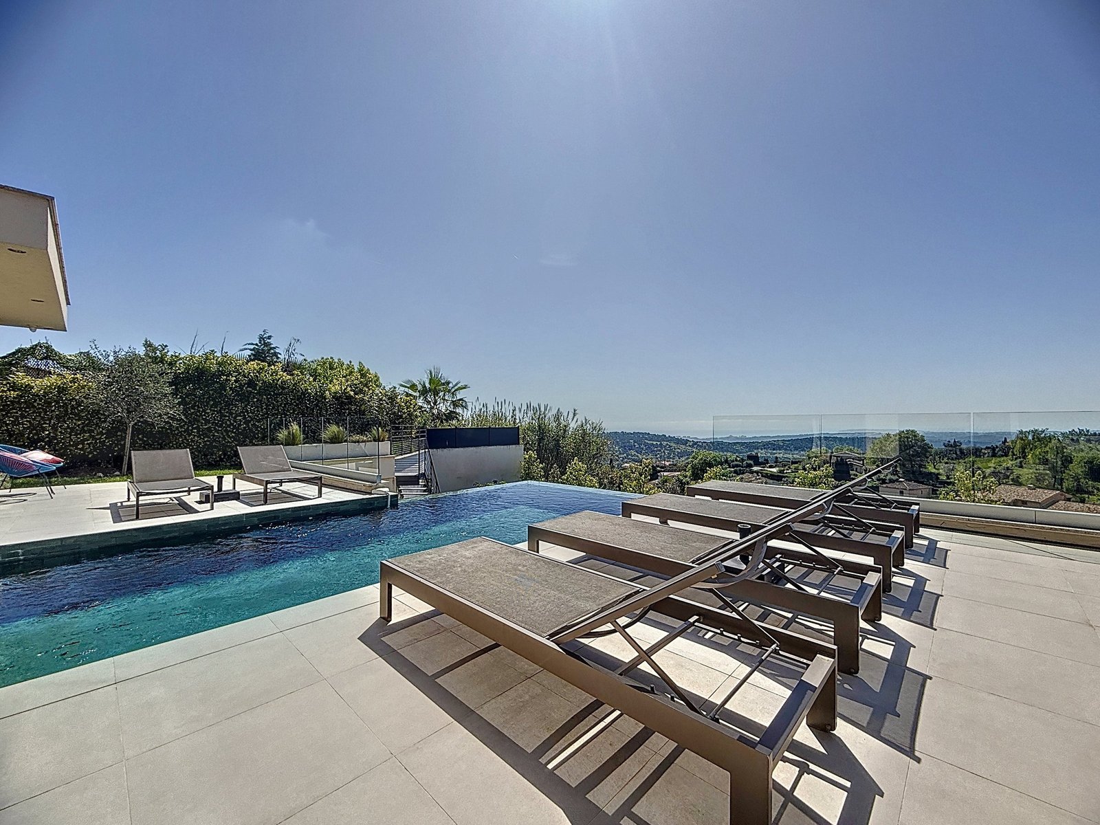Vue panoramique depuis la Villa One Eighty au crépuscule